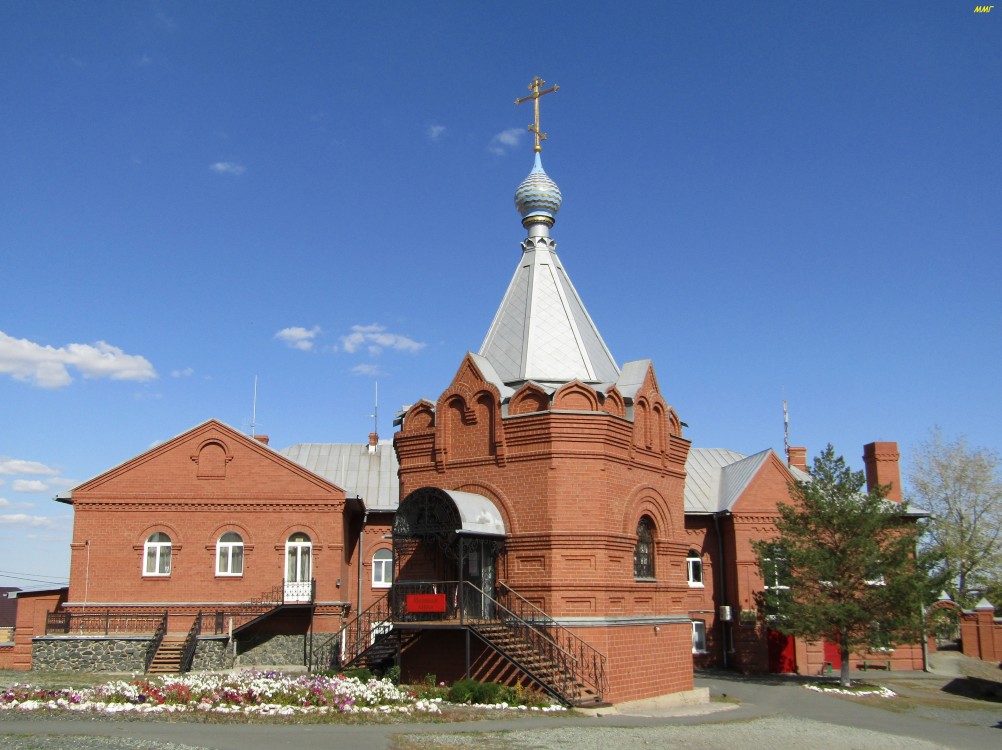Церковь Преображения Господня, Орск (Орск, город, Оренбургская область). дополнительная информация, Иконная лавка на фоне церковной школы.