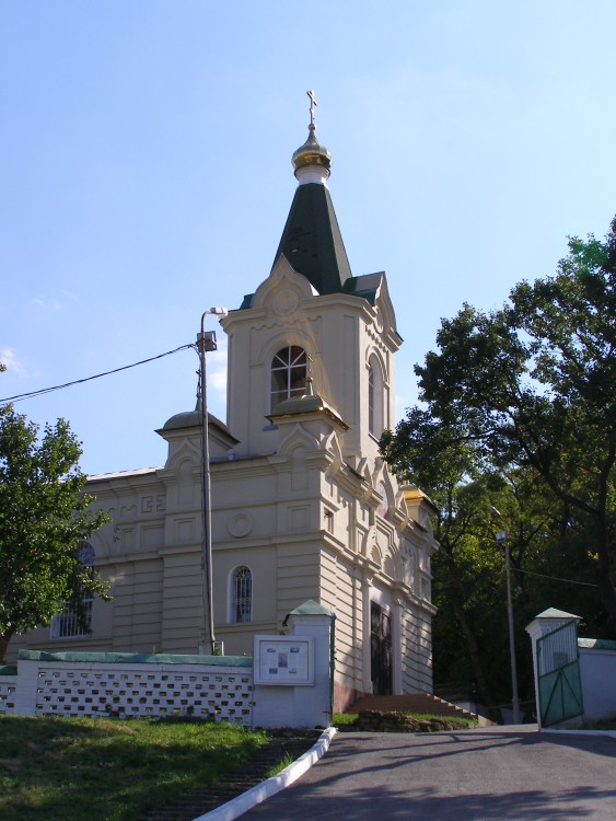 Церковь Варвары великомученицы, Грушевская (Аксайский район, Ростовская область). фасады, Вид с северо-запада. Ворота главного входа на территорию храма.