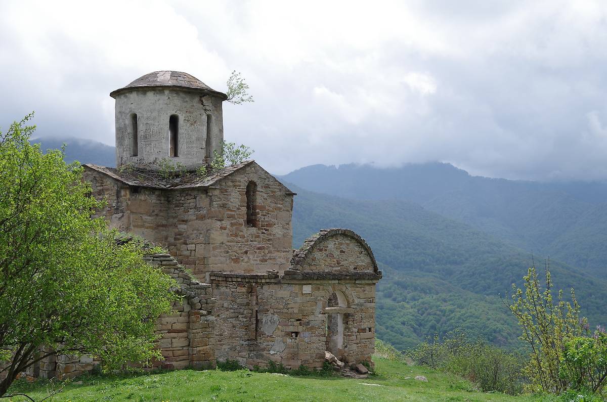 общий вид в ландшафте. Церковь Андрея Первозванного, Нижняя Теберда (Карачаевский район, Республика Карачаево-Черкесия)