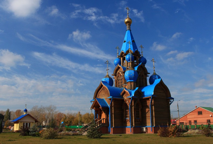 Петра-Дубрава. Церковь Рождества Пресвятой Богородицы. общий вид в ландшафте, Общий вид с юго-восточной стороны