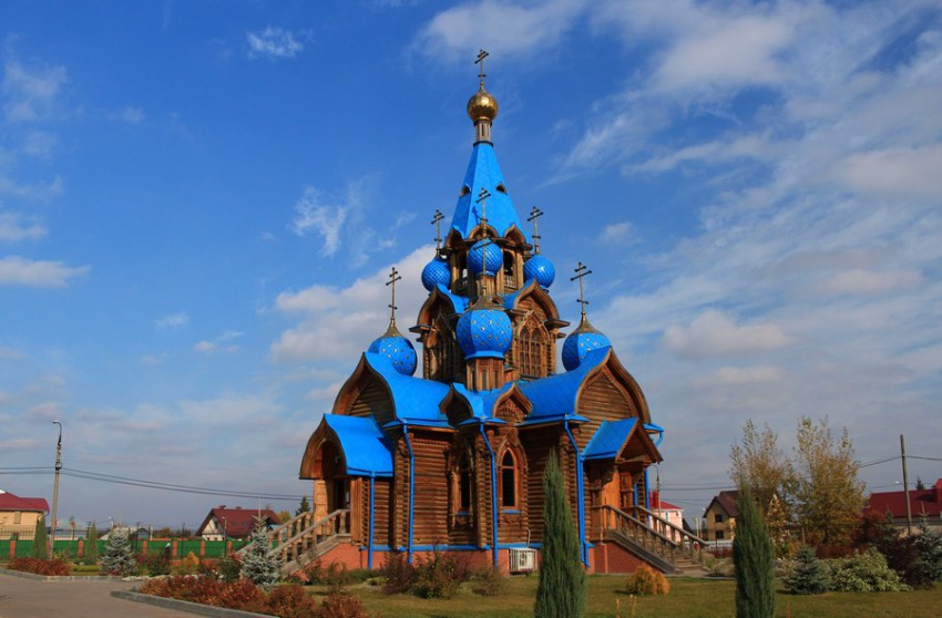 Петра-Дубрава. Церковь Рождества Пресвятой Богородицы. общий вид в ландшафте, Вид с юго-западной стороны