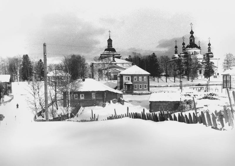 Церковь Преображения Господня, Усть-Река (Сямженский район, Вологодская область). архивная фотография, Усть-Рецкая Николаевская (справа) и Усть-Рецкая Спасская (слева) церкви. 