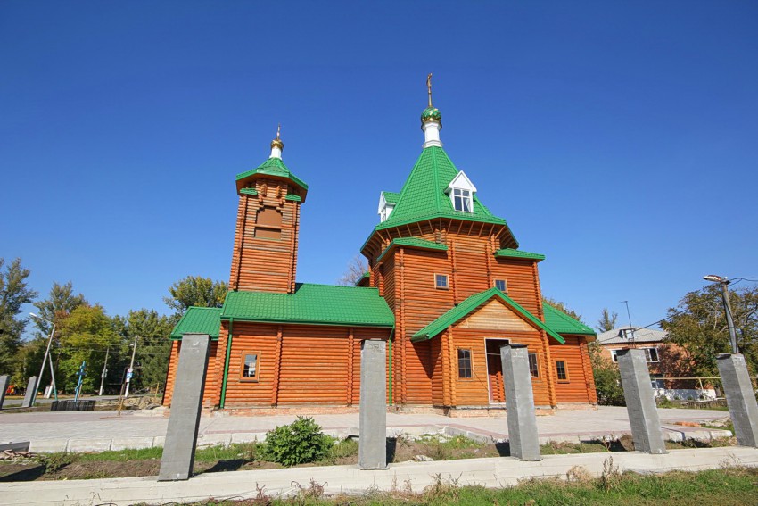 Красный сад. Церковь Николая и Александры, царственных страстотерпцев. общий вид в ландшафте