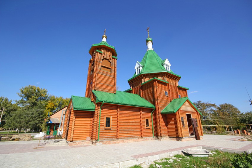 Церковь Николая и Александры, царственных страстотерпцев, Красный сад (Азовский район и г. Азов, Ростовская область). общий вид в ландшафте