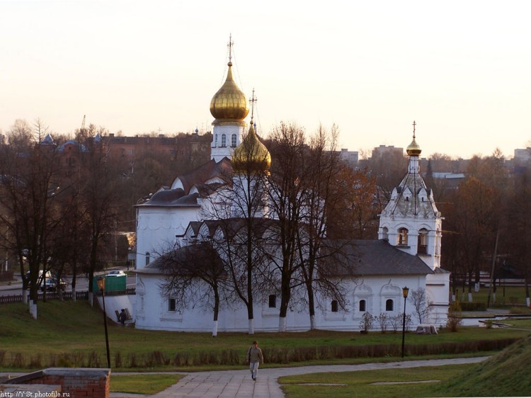 Храмовый комплекс. Церкви Введения во храм Пресвятой Богородицы и Параскевы Пятницы на Подоле, Сергиев Посад (Сергиево-Посадский городской округ, Московская область). общий вид в ландшафте