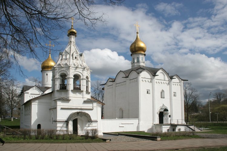 Сергиев Посад. Храмовый комплекс. Церкви Введения во храм Пресвятой Богородицы и Параскевы Пятницы на Подоле. общий вид в ландшафте, Слева Пятницкая церковь		      