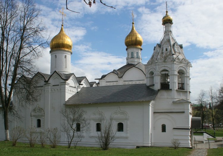 Храмовый комплекс. Церкви Введения во храм Пресвятой Богородицы и Параскевы Пятницы на Подоле, Сергиев Посад (Сергиево-Посадский городской округ, Московская область). общий вид в ландшафте