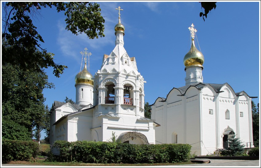 Храмовый комплекс. Церкви Введения во храм Пресвятой Богородицы и Параскевы Пятницы на Подоле, Сергиев Посад (Сергиево-Посадский городской округ, Московская область). общий вид в ландшафте