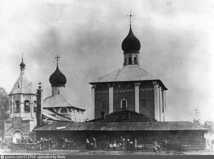 Храмовый комплекс. Церкви Введения во храм Пресвятой Богородицы и Параскевы Пятницы на Подоле, Сергиев Посад (Сергиево-Посадский городской округ, Московская область). архивная фотография, Нач. ХХ в. С сайта: Pastvu.com/512950