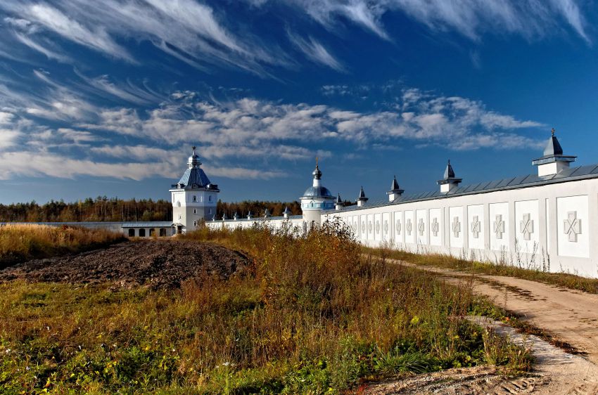 Крыпецкое. Иоанно-Богословский Савво-Крыпецкий мужской монастырь. Часовня Андрея Первозванного. общий вид в ландшафте