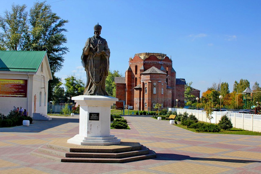 Церковь Николая Чудотворца и Матроны Московской, Батайск (Батайск, город, Ростовская область). дополнительная информация, Памятник Святителю Николаю Чудотворцу с восточной стороны храма
