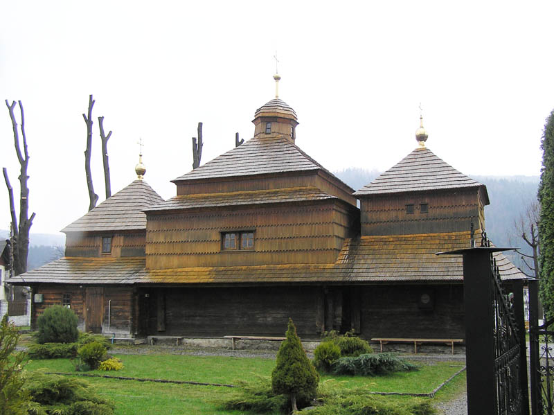 Церковь Параскевы Пятницы, Сколе (Стрыйский район, Украина, Львовская область). общий вид в ландшафте