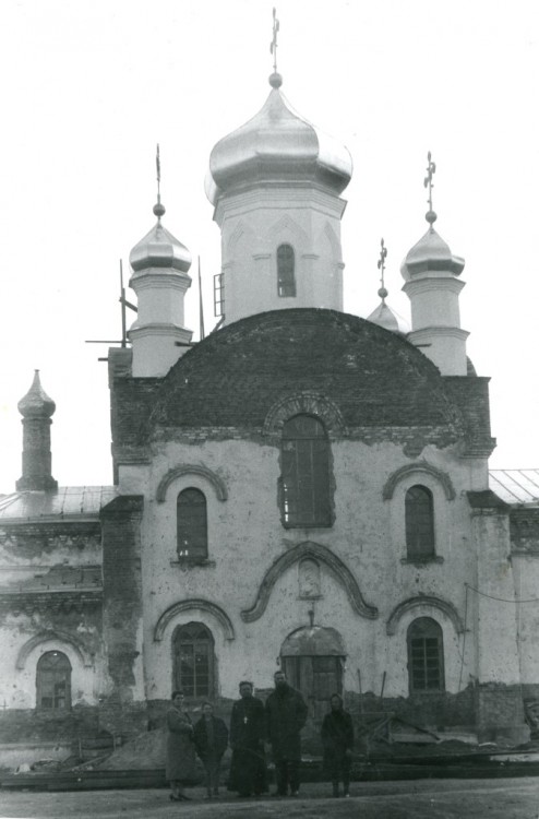Церковь Троицы Живоначальной, Красное (Ленинск-Кузнецкий район и г. Ленинск-Кузнецкий, Кемеровская область). архивная фотография, http://hram-krasnoe-lk.cerkov.ru/istoriya-svyatotroickoj-cerkvi-s-krasnoe/