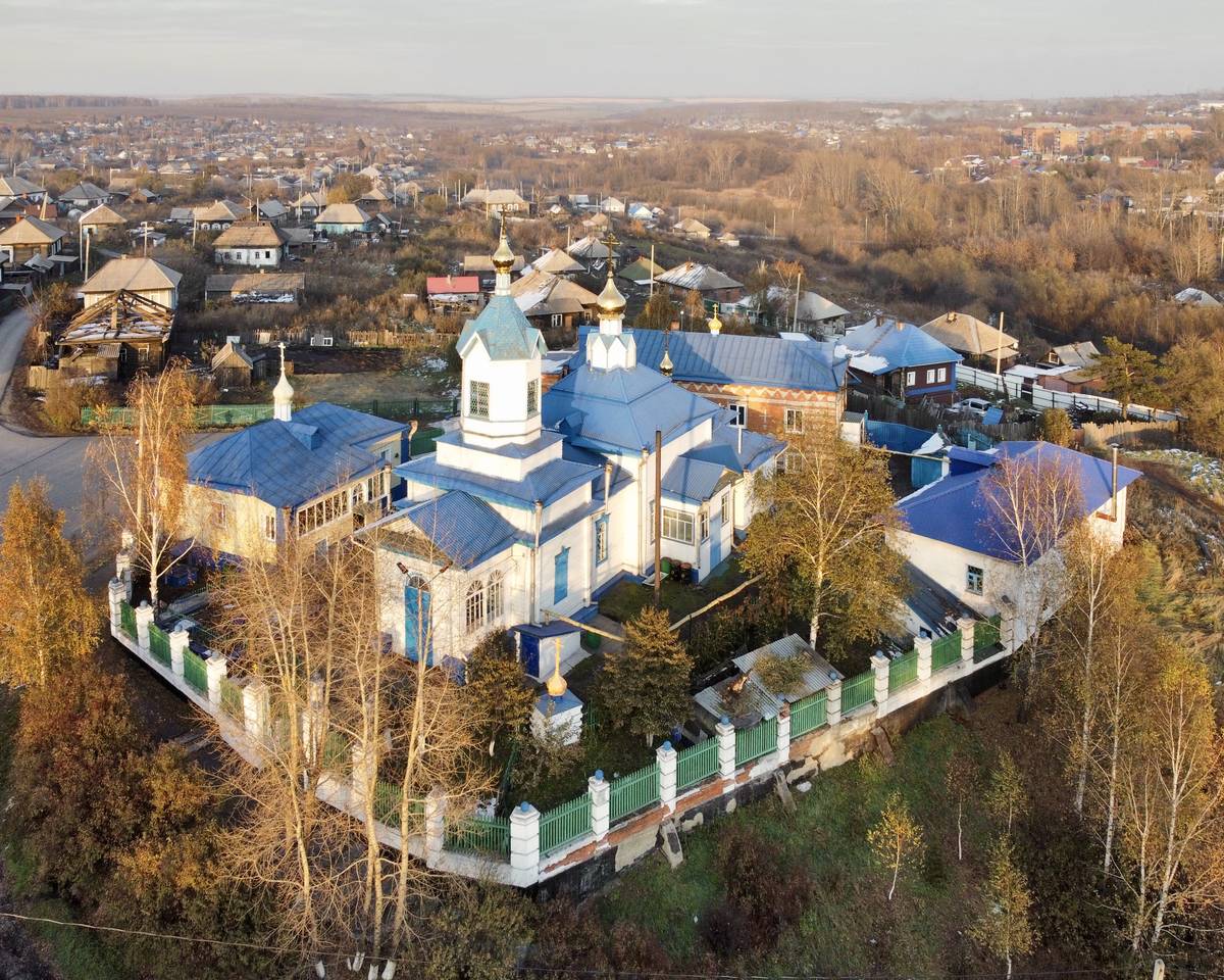 Вид с ЮЗ, общий вид в ландшафте. Церковь Петра и Павла, Киселёвск (Киселёвск, город, Кемеровская область)