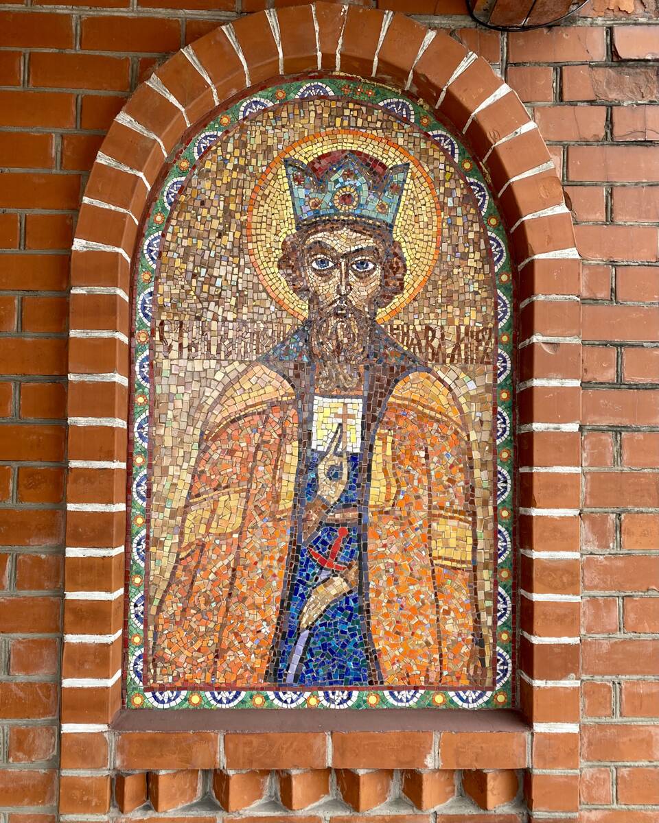 Церковь Троицы Живоначальной, Инской (Беловский район, Кемеровская область). дополнительная информация, Мозаичное панно справа от входа