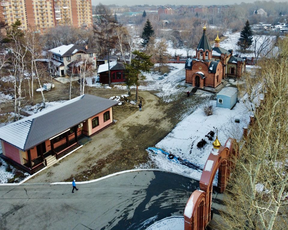 Иркутск. Церковь Пантелеимона Целителя. общий вид в ландшафте, Территория храма с запада