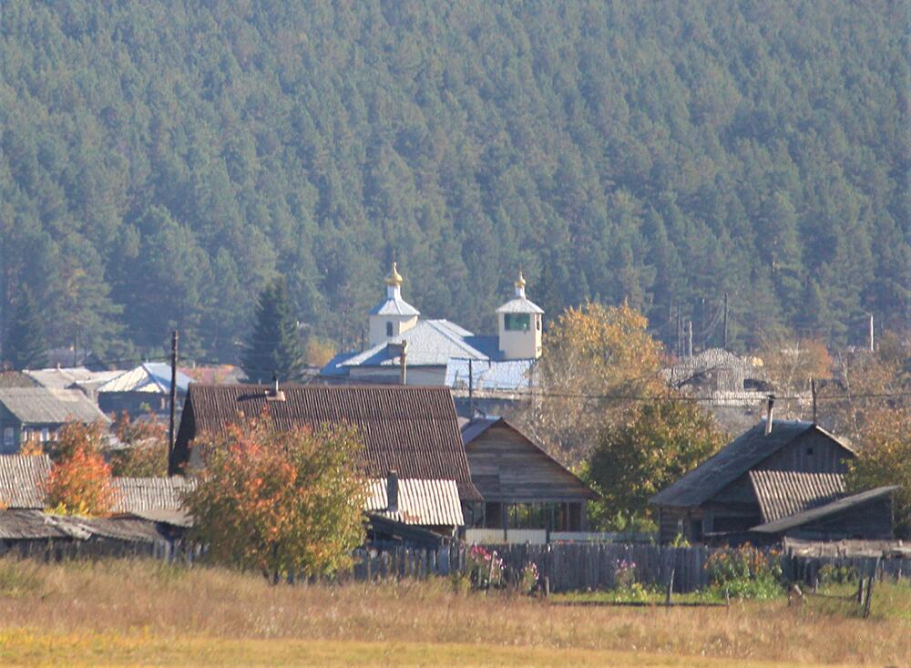 Мишелевка. Церковь Николая Чудотворца. общий вид в ландшафте, Вид в панораме посёлка при въезде со стороны Бельска