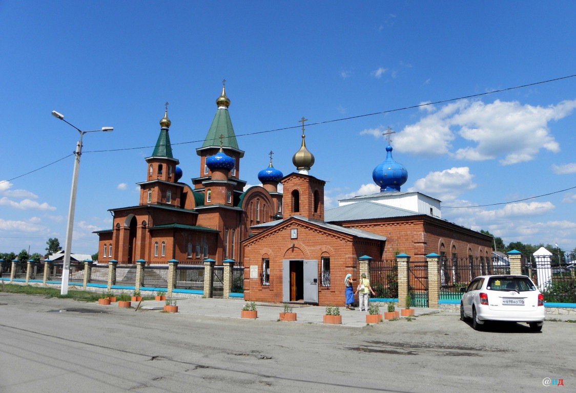 Церковь Преображения Господня, Усолье-Сибирское (Усольский район, Иркутская область). общий вид в ландшафте, Справа - действующий Спасо-Преображенский храм, слева новый, тоже Спасо-Преображенский, выстроенный на месте разрушенного после революции 17-года. Новый храм ещё не освящен, так как в нем не закончены отделочные работы.