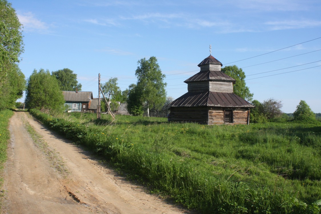 Юрово. Часовня Параскевы Пятницы. общий вид в ландшафте