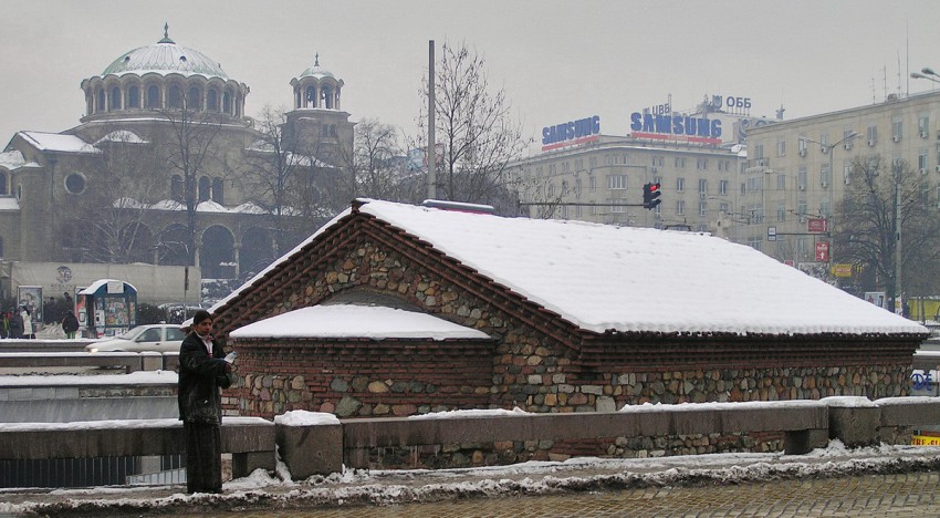 Церковь Параскевы Иконийской, София (София, Болгария). общий вид в ландшафте, На заднем плане виден кафедральный собор Кириакии Никомидийской