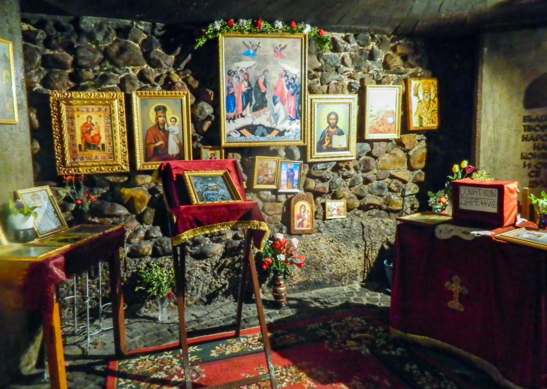 Церковь Параскевы Иконийской, София (София, Болгария). интерьер и убранство, Интерьер часовни (в подклете)