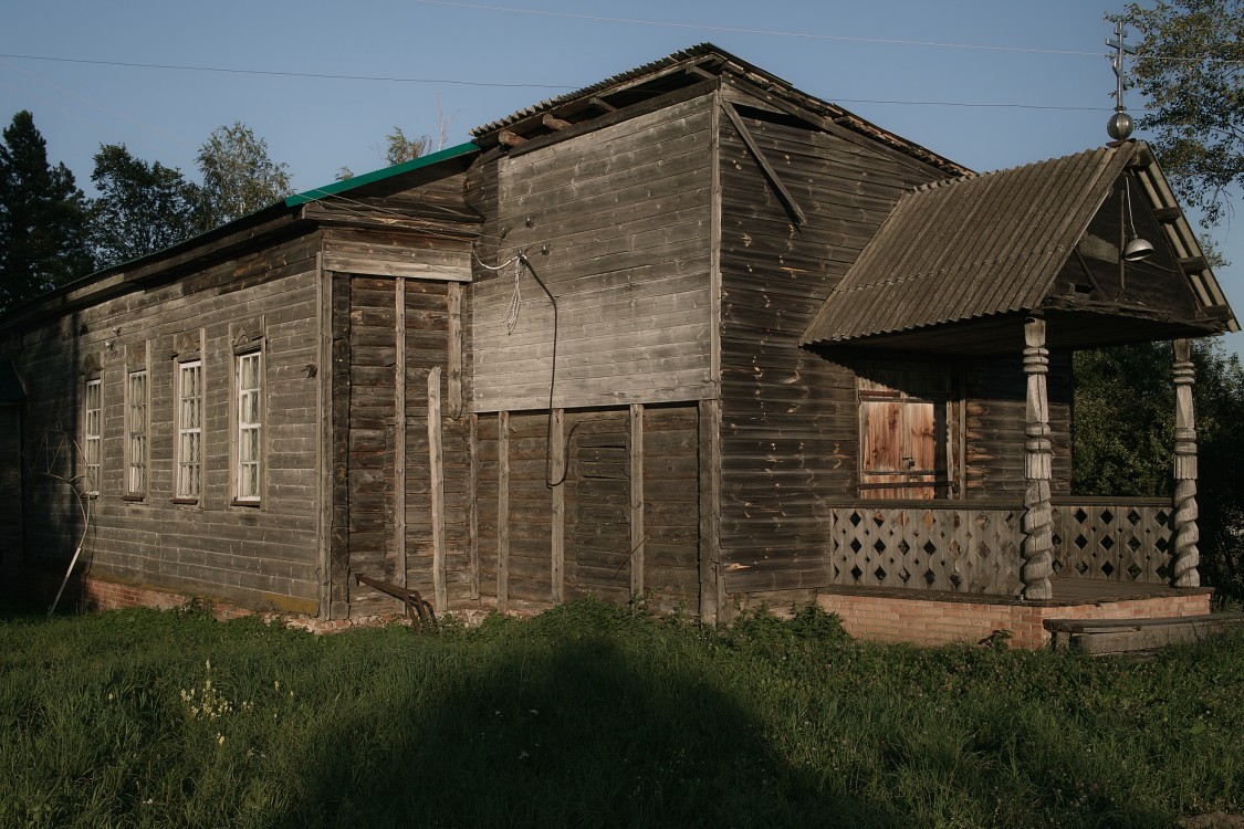 Аксаково. Церковь Троицы Живоначальной. фасады, Храм находится в плохом состоянии, хотя огорожен и ухожен.