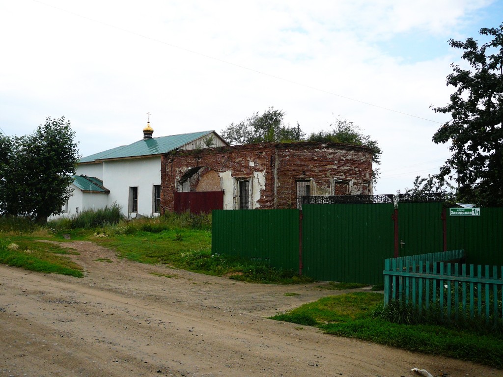Церковь Иоанна Богослова, Тюбук (Каслинский район, Челябинская область). фасады, Слева восстановленная часть храма, справа - не восстановленная.