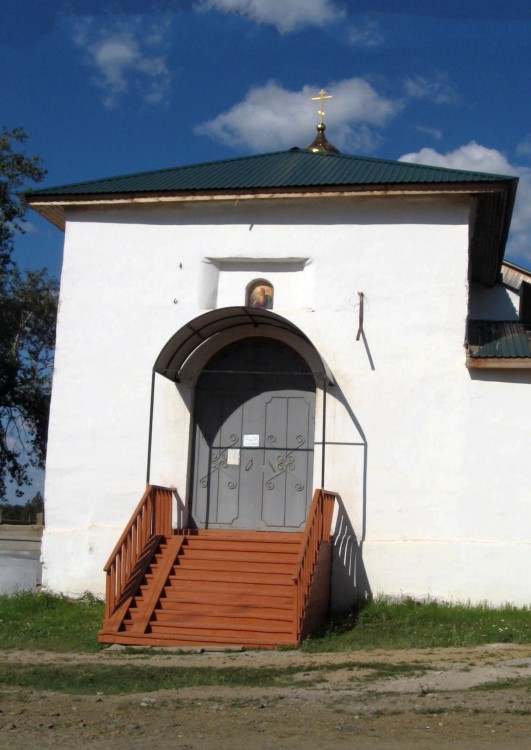 Тюбук. Церковь Иоанна Богослова. фасады, Западный фасад храма с вратами 
