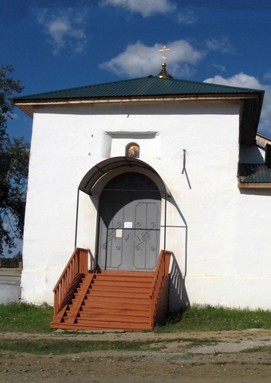 Церковь Иоанна Богослова, Тюбук (Каслинский район, Челябинская область). фасады, Западный фасад храма с вратами 