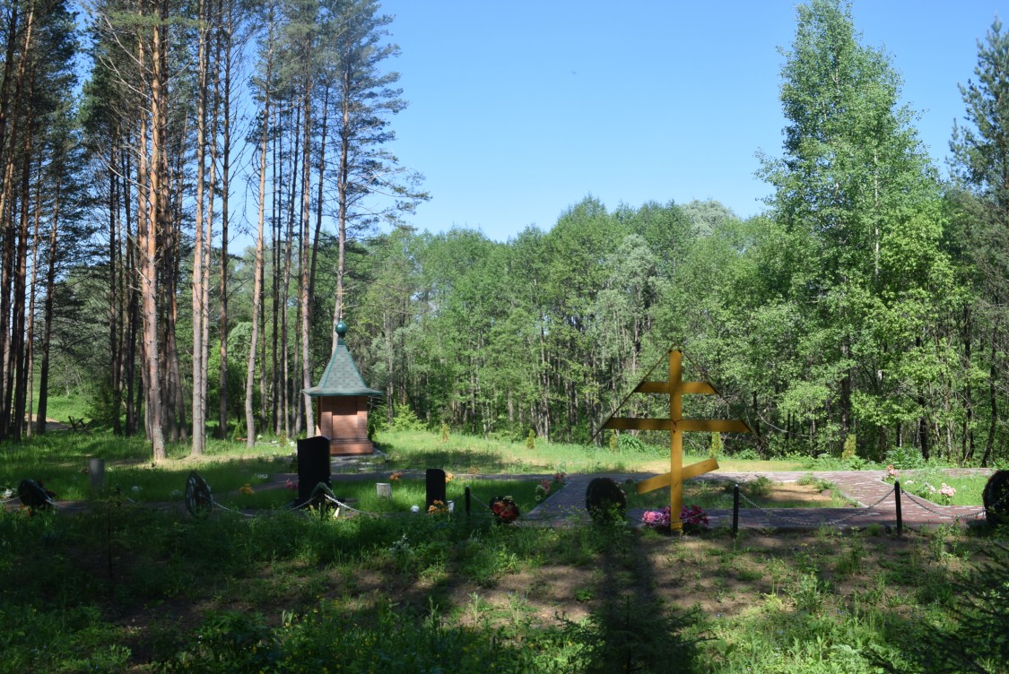 Часовня Феодора Ушакова, Богдановы Колодези (Сухиничский район, Калужская область). общий вид в ландшафте, вид с восточной стороны