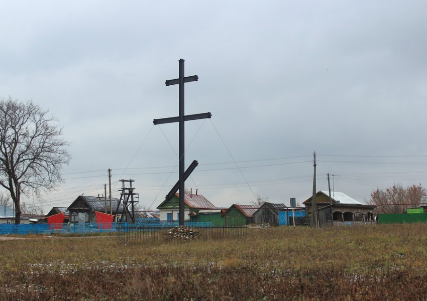 Жемковка. Церковь Троицы Живоначальной (старая). общий вид в ландшафте, Поклонный крест на месте церкви, вид с восточной стороны