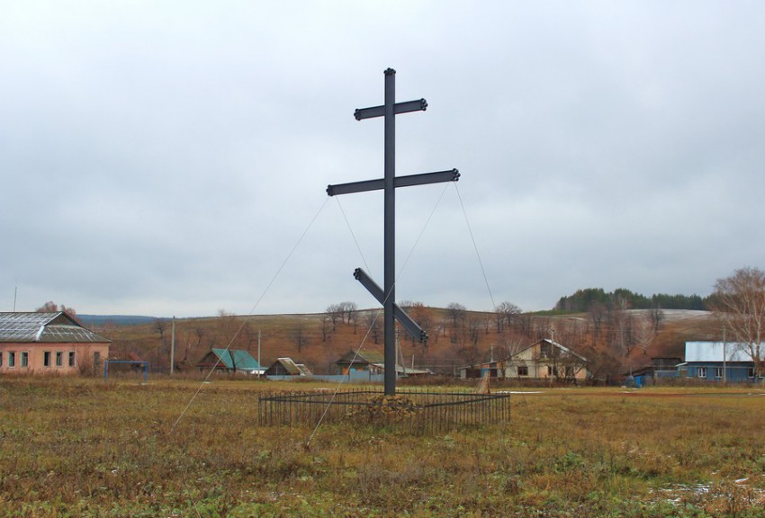 Жемковка. Церковь Троицы Живоначальной (старая). общий вид в ландшафте, Поклонный крест на месте церкви, вид с дороги с западной стороны