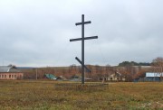 Церковь Троицы Живоначальной (старая), Поклонный крест на месте церкви, вид с дороги с западной стороны<br>, Жемковка, Сызранский район, Самарская область