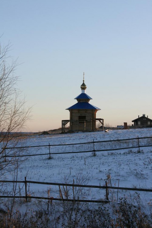 Ыб. Ыбский Серафимовский женский монастырь. Неизвестная часовня. общий вид в ландшафте