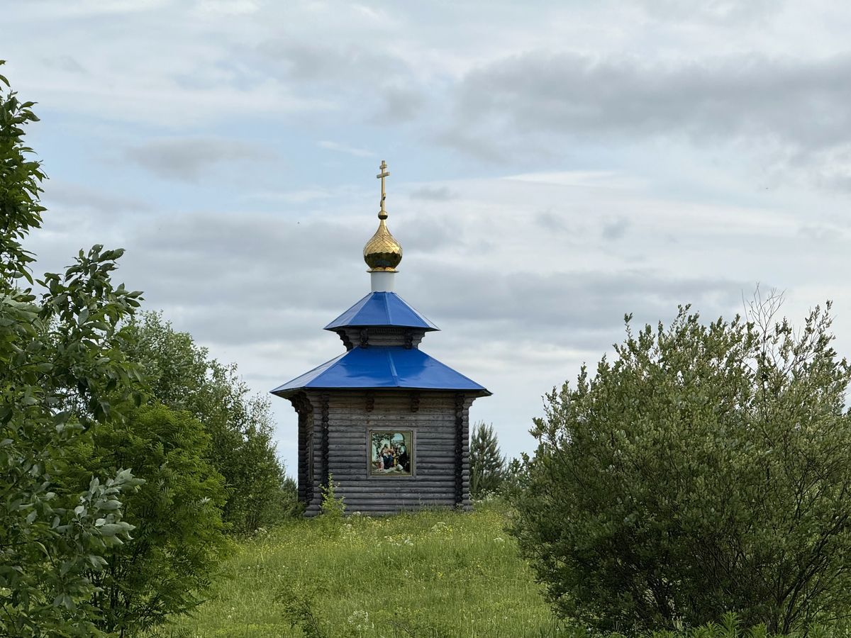 Вид с севера, общий вид в ландшафте. Ыбский Серафимовский женский монастырь. Неизвестная часовня, Ыб (Сыктывдинский район, Республика Коми)