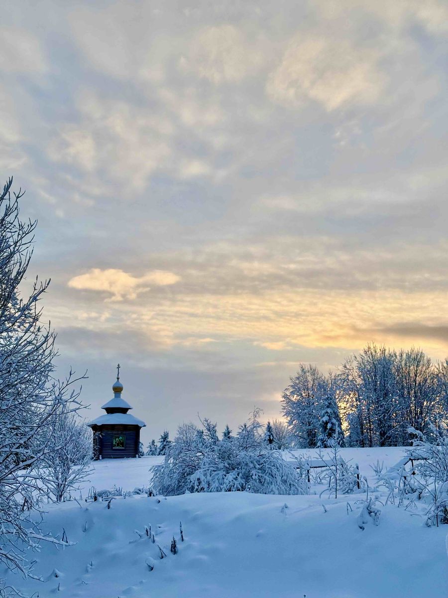 общий вид в ландшафте. Ыбский Серафимовский женский монастырь. Неизвестная часовня, Ыб (Сыктывдинский район, Республика Коми)