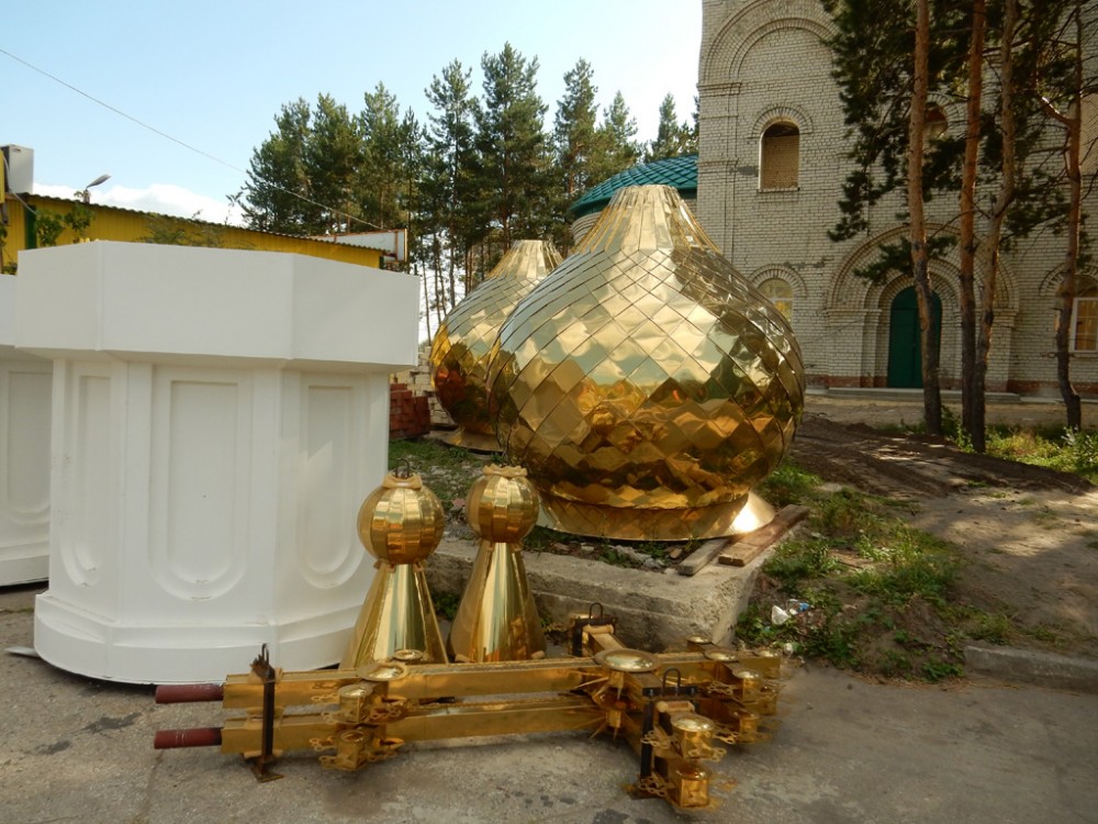Церковь Троицы Живоначальной (новая), Сызрань (Сызрань, город, Самарская область). документальные фотографии, Завершения церкви, приготовленные к монтажу