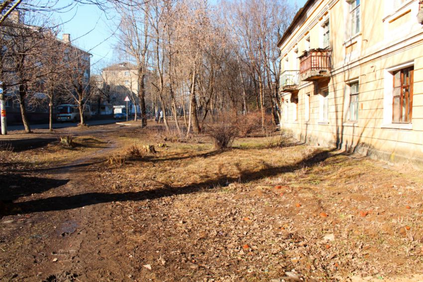 Калуга. Церковь Алексия, митрополита Московского, в Ямской слободе. общий вид в ландшафте, Вид с востока. На месте палисадника располагалась Алексиевская церковь.