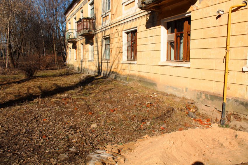 Церковь Алексия, митрополита Московского, в Ямской слободе, Калуга (Калуга, город, Калужская область). художественные фотографии, Над сохранившимся фундаментом церкви виден земляной вал. Весь палисадник усыпан битым кирпичом от снесенной церкви.