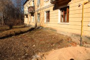 Церковь Алексия, митрополита Московского, в Ямской слободе, Над сохранившимся фундаментом церкви виден земляной вал. Весь палисадник усыпан битым кирпичом от снесенной церкви.<br>, Калуга, Калуга, город, Калужская область