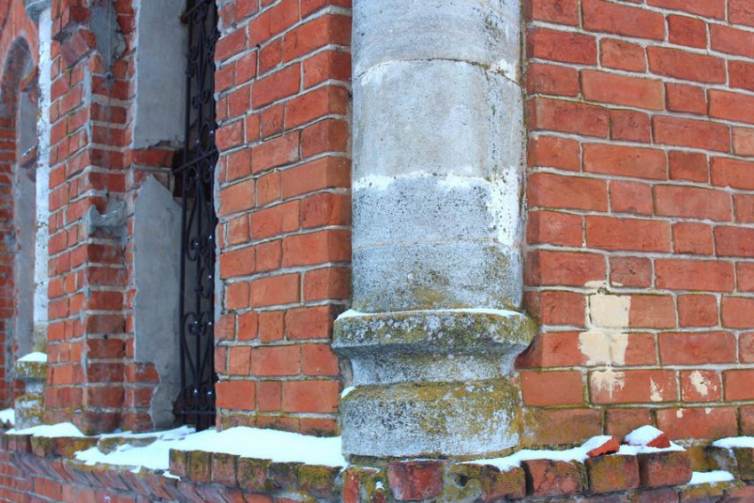 Уваровка. Церковь Космы и Дамиана. архитектурные детали, Тесаные каменные полуколонный западного фасада