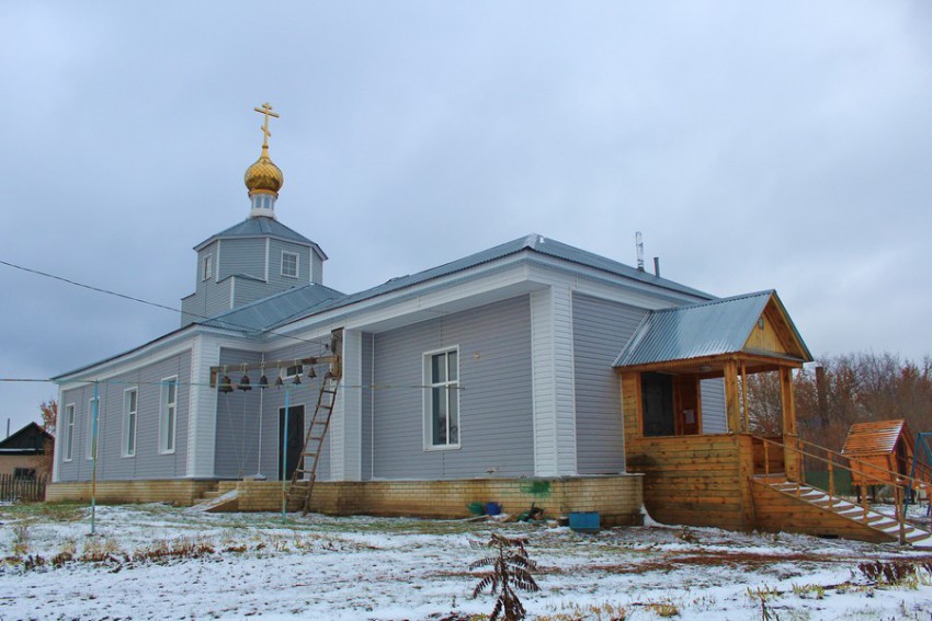 Усинское. Церковь Михаила Архангела. общий вид в ландшафте
