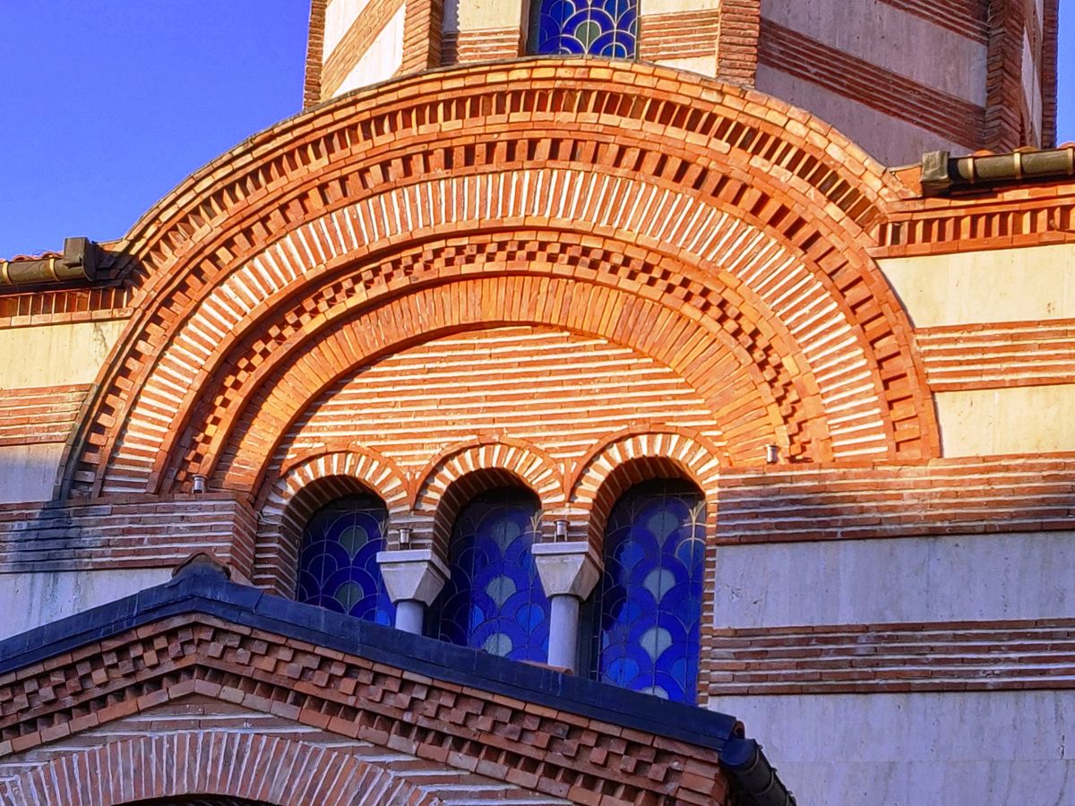 Батуми. Церковь Николая Чудотворца (греческая). архитектурные детали, Фрагмент южной стены над главным входом