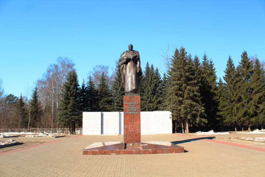 Калуга. Церковь Николая Чудотворца на воинском кладбище. общий вид в ландшафте, Вид с востока. Храм находился прямо за воинским памятником