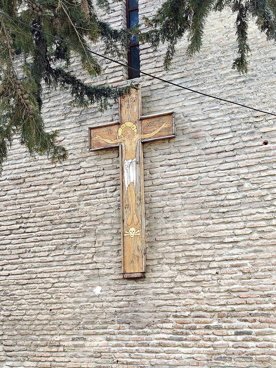 Распятие на восточном фасаде, дополнительная информация. Церковь Святого Креста, Мтацминдский район (Тбилиси, город, Грузия)