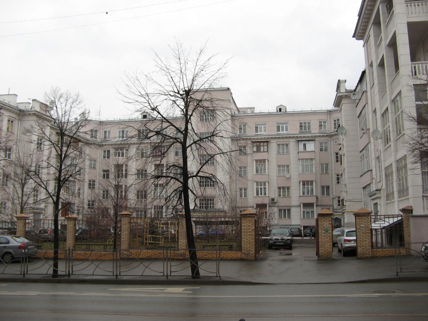 Церковь Покрова Пресвятой Богородицы, Вахитовский район (Казань, город, Республика Татарстан). дополнительная информация, Жилой дом построен на месте Покровской церкви.
