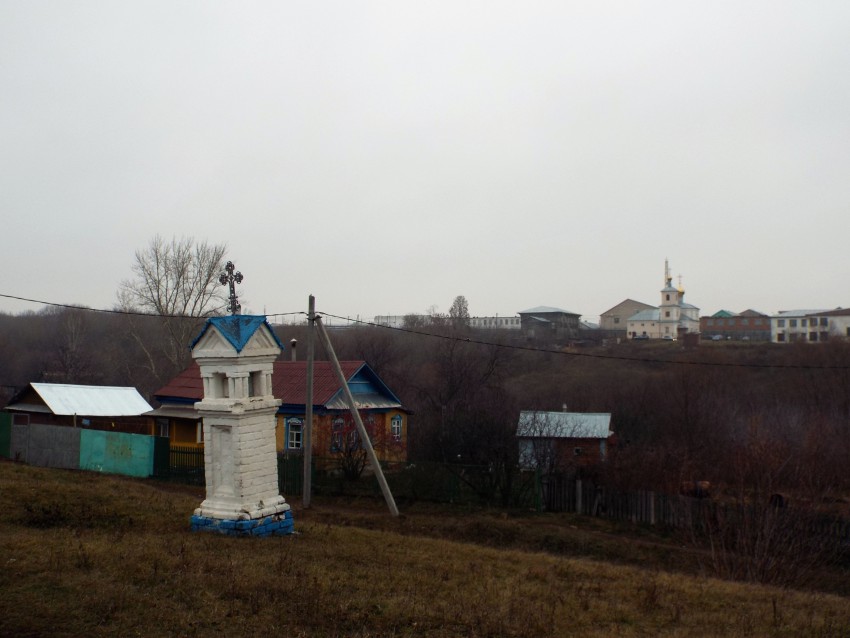Часовенный столб, Пановка (Пестречинский район, Республика Татарстан). общий вид в ландшафте, На заднем плане справа Знаменская и  Никольская (кирпичная) церкви 