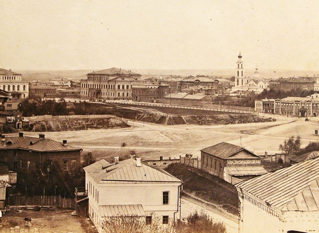 Церковь Грузинской иконы Божией Матери, Вахитовский район (Казань, город, Республика Татарстан). архивная фотография, Фото А.Рончевского 1870 г Вид церкви (справа) через Николаевскую площадь.