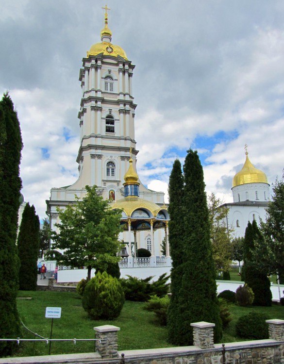 Успенская Почаевская Лавра. Колокольня, Почаев (Кременецкий район, Украина, Тернопольская область). фасады, колокольня, Летний алтарь и Троицкий собор, вид с юга