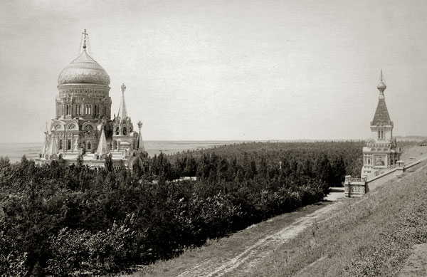 Першотравневое. Церковь Христа Спасителя в Борках. общий вид в ландшафте, Вид с южной сторона на храм и часовню.